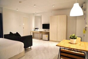 デラックス ダブルルーム | デスク、WiFi (無料)、ベッドシーツ