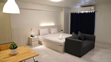 Escritorio, wifi gratis y ropa de cama