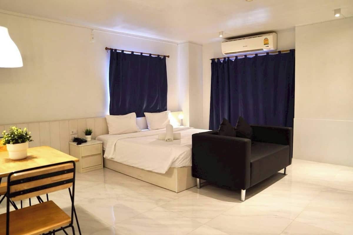 Deluxe Room with Balcony | 办公桌、免费 WiFi、床单
