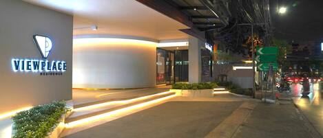 Fassade der Unterkunft – Abend/Nacht