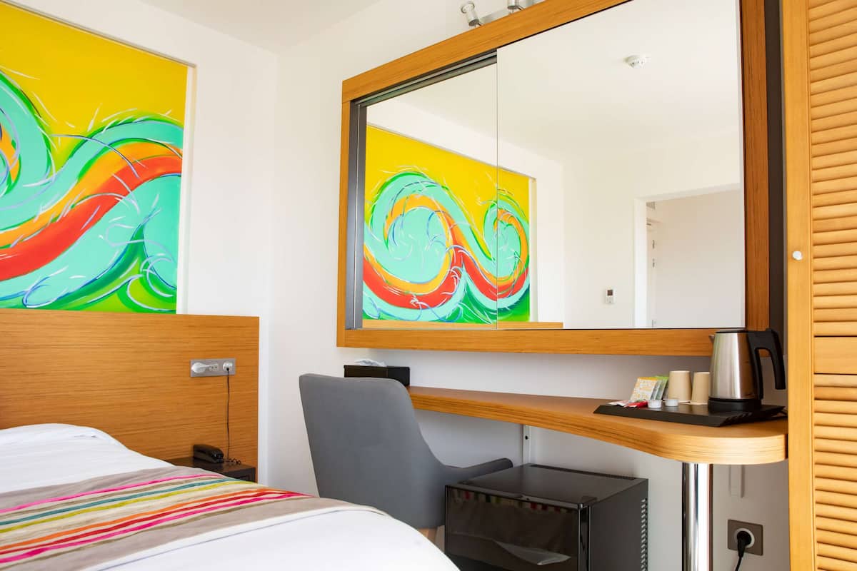 Deluxe Room, 1 King Bed, Non Smoking, Balcony (Twin bed on request) | Premium bedding, minibar, in-room safe, desk