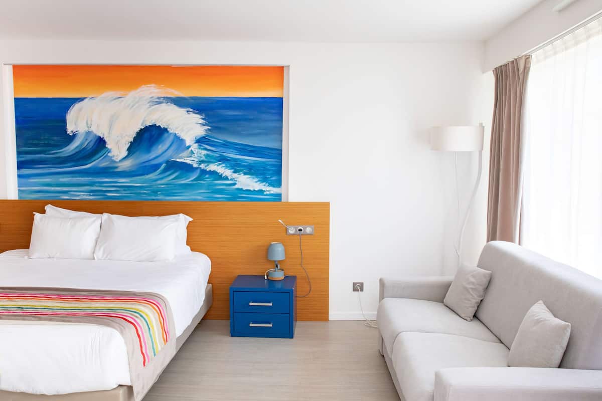 Family Room, 1 King Bed, Non Smoking (with Single Sofabed) | Premium bedding, minibar, in-room safe, desk