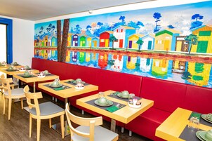 Desayuno buffet diario (EUR 16 por persona)