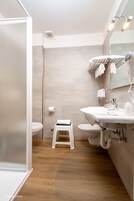 Ducha, artículos de tocador gratuitos, secador de pelo, bidet