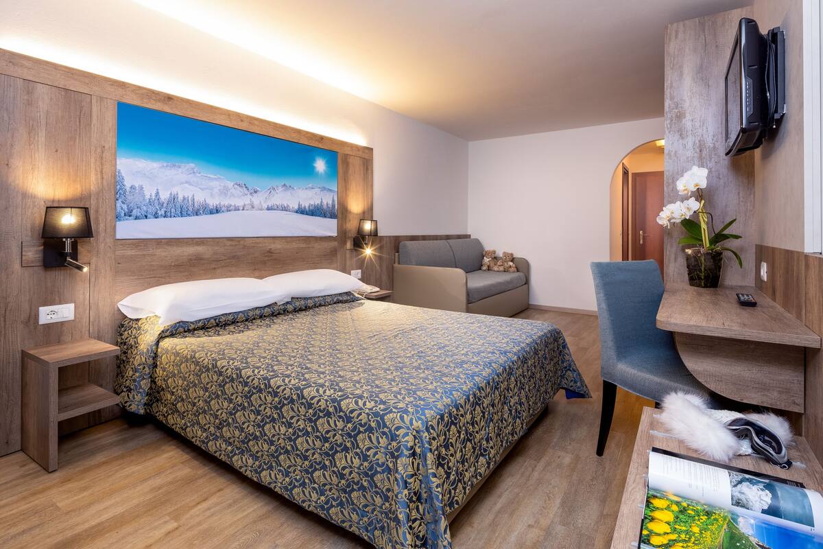 In-room safe, desk, WiFi (surcharge)