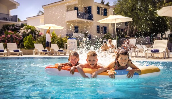 2 outdoor pools