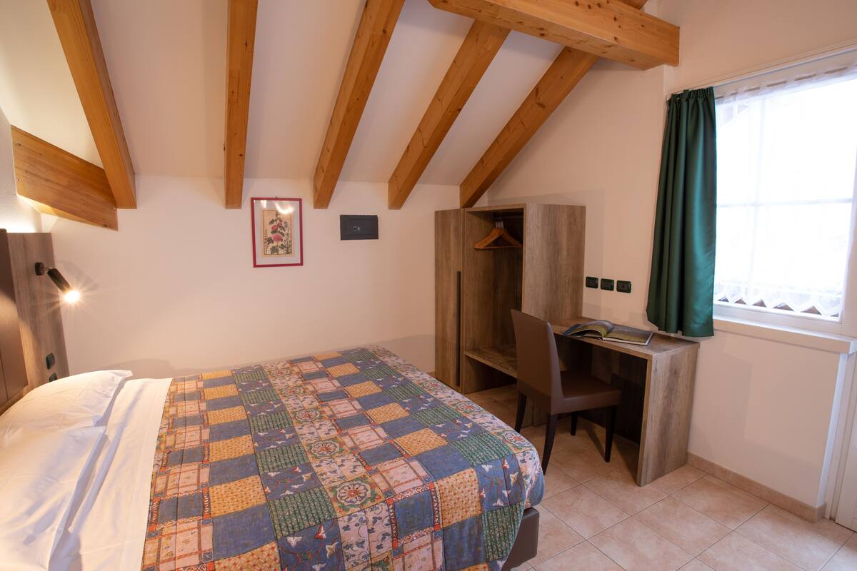 1 bedroom, desk, cribs/infant beds, WiFi