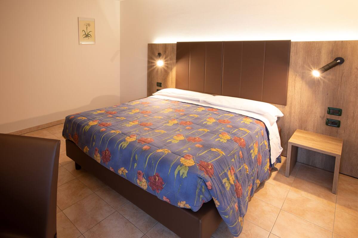 1 bedroom, desk, cribs/infant beds, WiFi