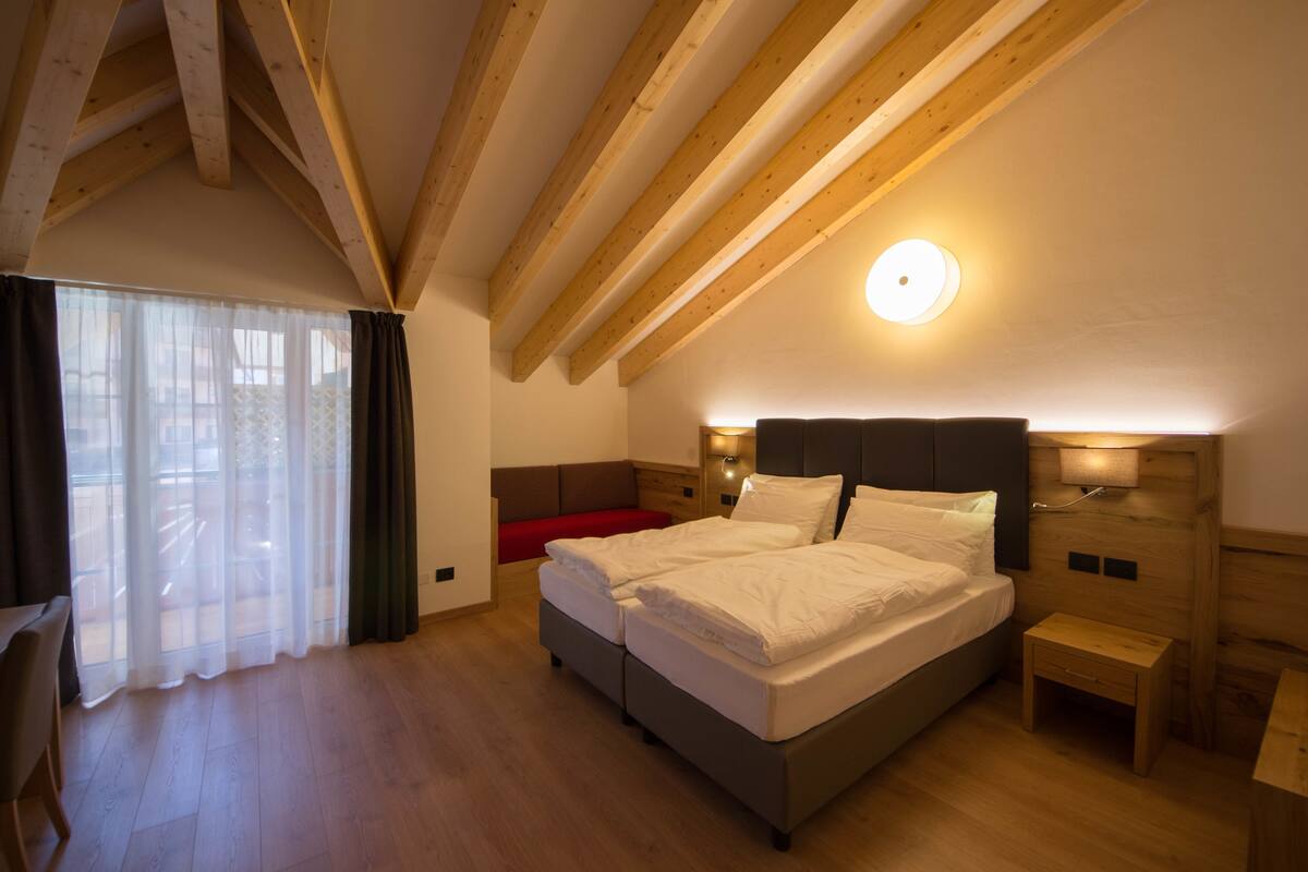 1 bedroom, desk, cribs/infant beds, WiFi