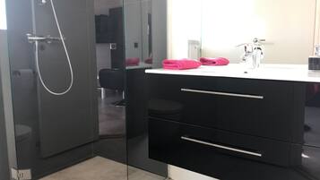 Apartment, Terrace (28m2) | Bathroom | Shower, hair dryer, towels