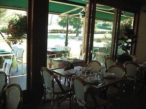 Lunch and dinner served, Regional cuisine - Hôtel La Bombardière (Cuq-Toulza)