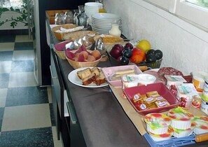 Daily buffet breakfast for a fee - Drom'Sud Hotel (Donzere)