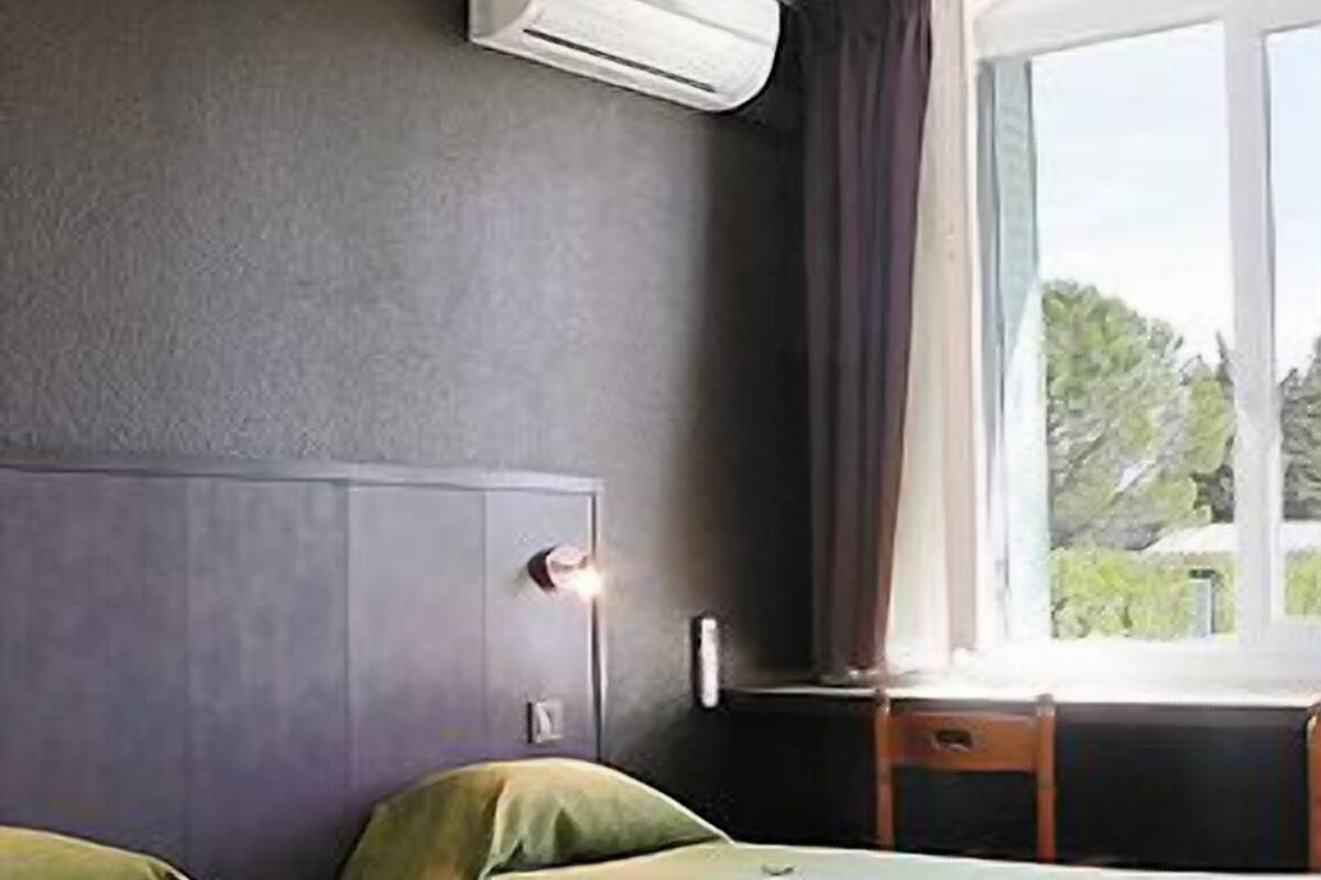 Habitación estándar con 2 camas individuales | Caja de seguridad en la habitación, escritorio y cunas gratuitas