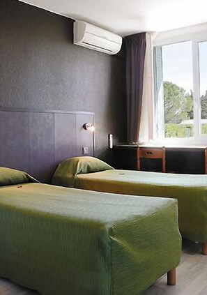 Standaard Twin kamer | Een kluis op de kamer, een bureau, gratis babybedden, gratis wifi