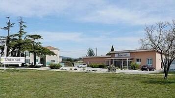 المنشأة من الخارج