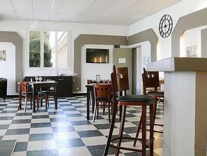 Serveert diner, lokale gerechten