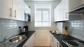 Superior Apartment, 3 Bedrooms, Kitchen | Private kitchen | Full-size fridge, microwave, stovetop, dishwasher