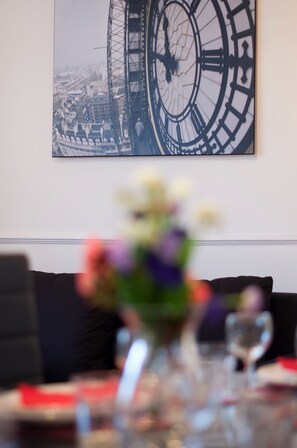 Superior Apartment, 3 Bedrooms, Kitchen | Living area | 42-inch flat-screen TV with digital channels, Smart TV, Netflix - Evans House (London)