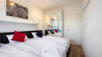 2 عدّة غرف نوم وأغطية فراش متميزة وأسرّة بإسفنج يتكيف مع شكل الجسم