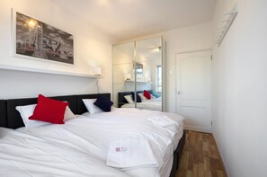 Superior Apartment, 3 Bedrooms, Kitchen | 2 bedrooms, premium bedding, memory-foam beds, in-room safe - Evans House (London)