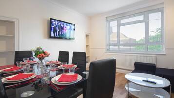 Superior Apartment, 3 Bedrooms, Kitchen | Private kitchen | Full-size fridge, microwave, stovetop, dishwasher