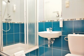Quarto casal | Banheiro | Chuveiro, produtos de toalete de grife, secador de cabelo 
