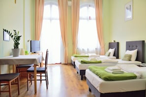 Dreibettzimmer | Laptopgeeigneter Arbeitsplatz, Bügeleisen/Bügelbrett, kostenloses WLAN