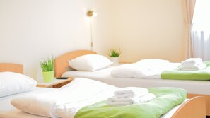 Twin Room | Laptop workspace, iron/ironing board, free WiFi, bed sheets - WenderEDU Business Center (Wroclaw)