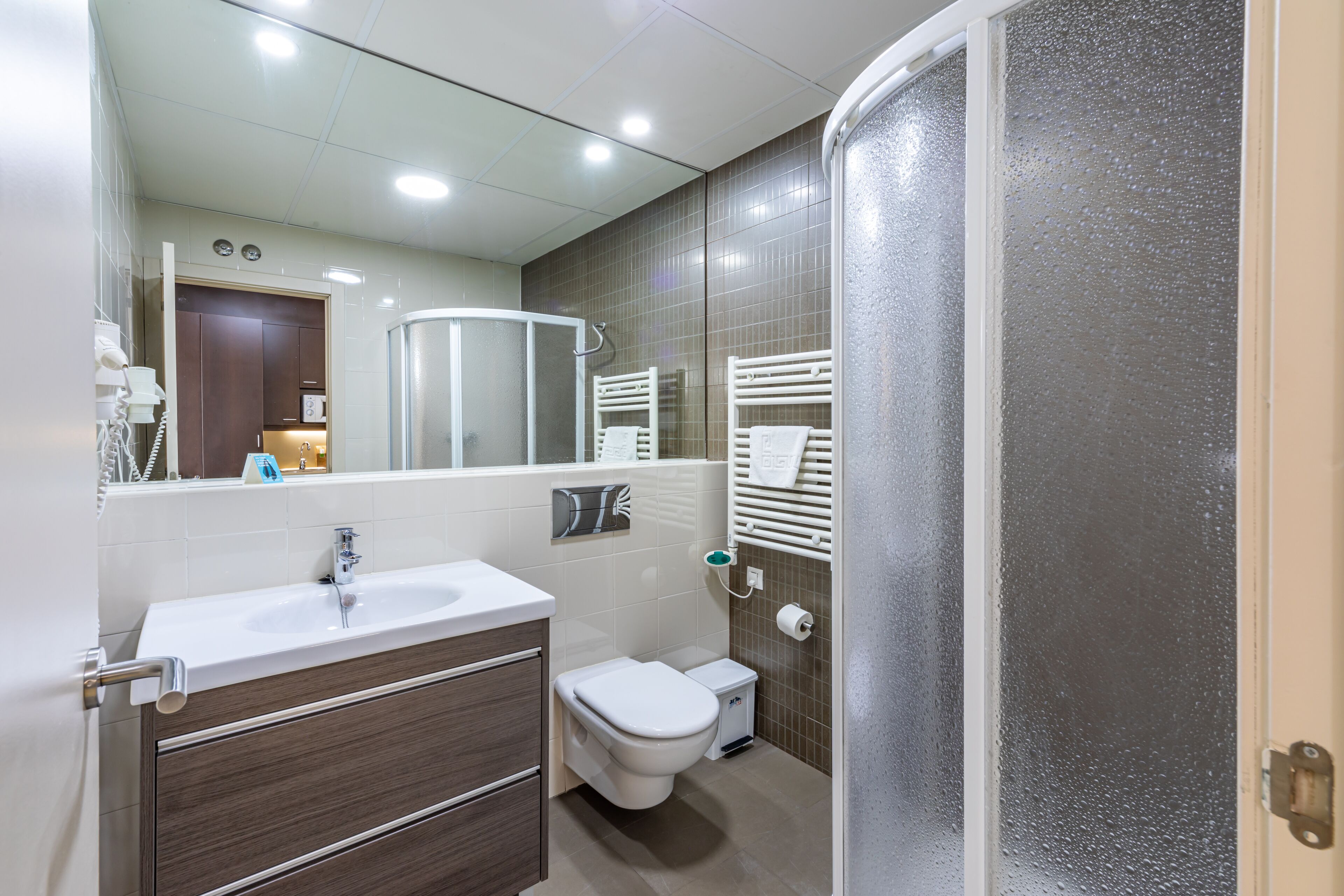 comfort studio | bathroom | shower, free toiletries, towels