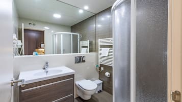 Comfort Studio | Bathroom | Shower, free toiletries, towels
