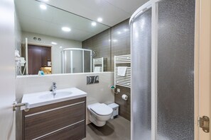 Comfort Studio | Bathroom | Shower, free toiletries, towels - Residencia Universitaria Resa Erasmo (Madrid)