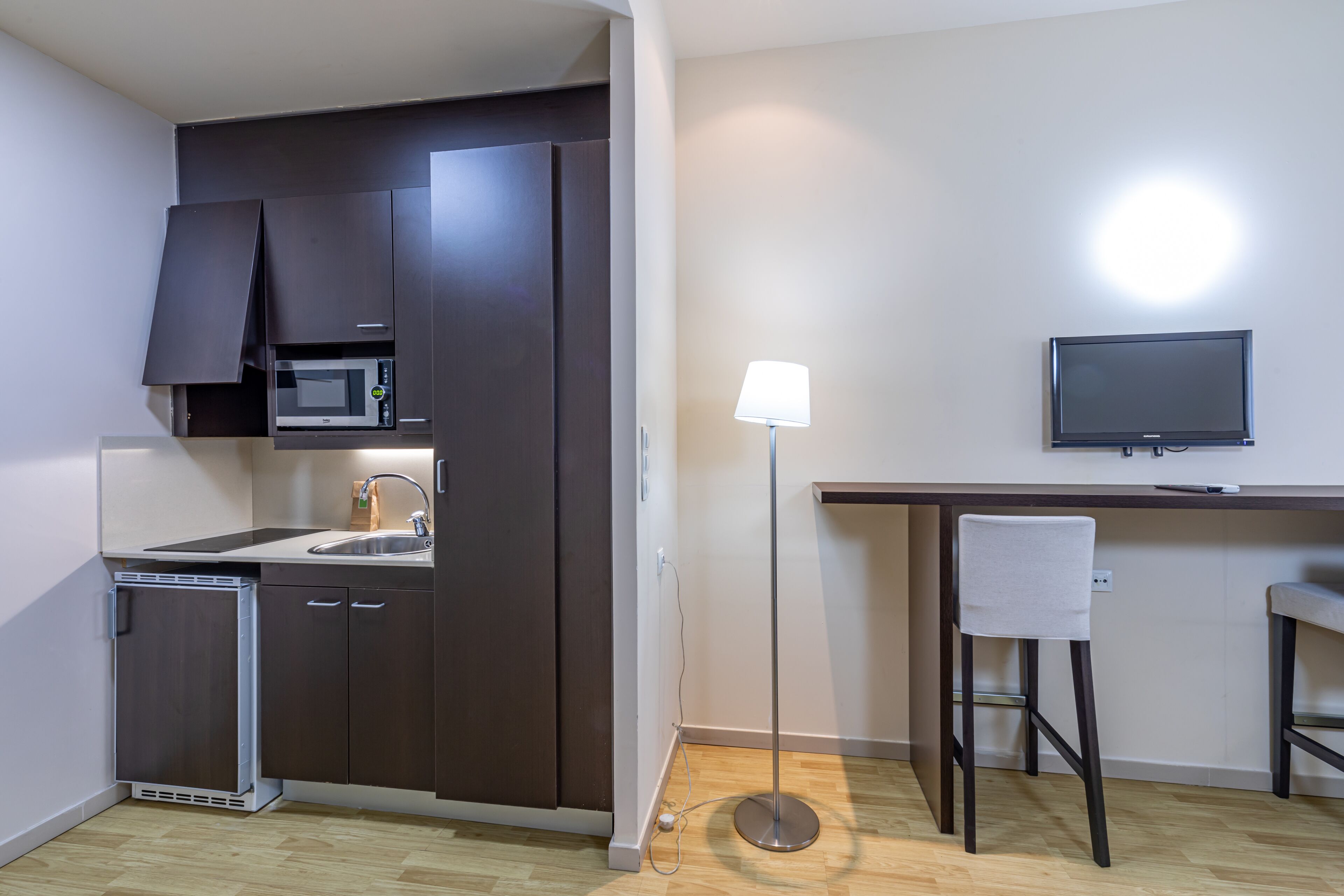 executive studio (double ) | private kitchen | fridge, microwave, stovetop, coffee/tea maker