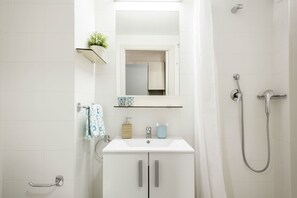 Dusche, kostenlose Toilettenartikel, Handtücher