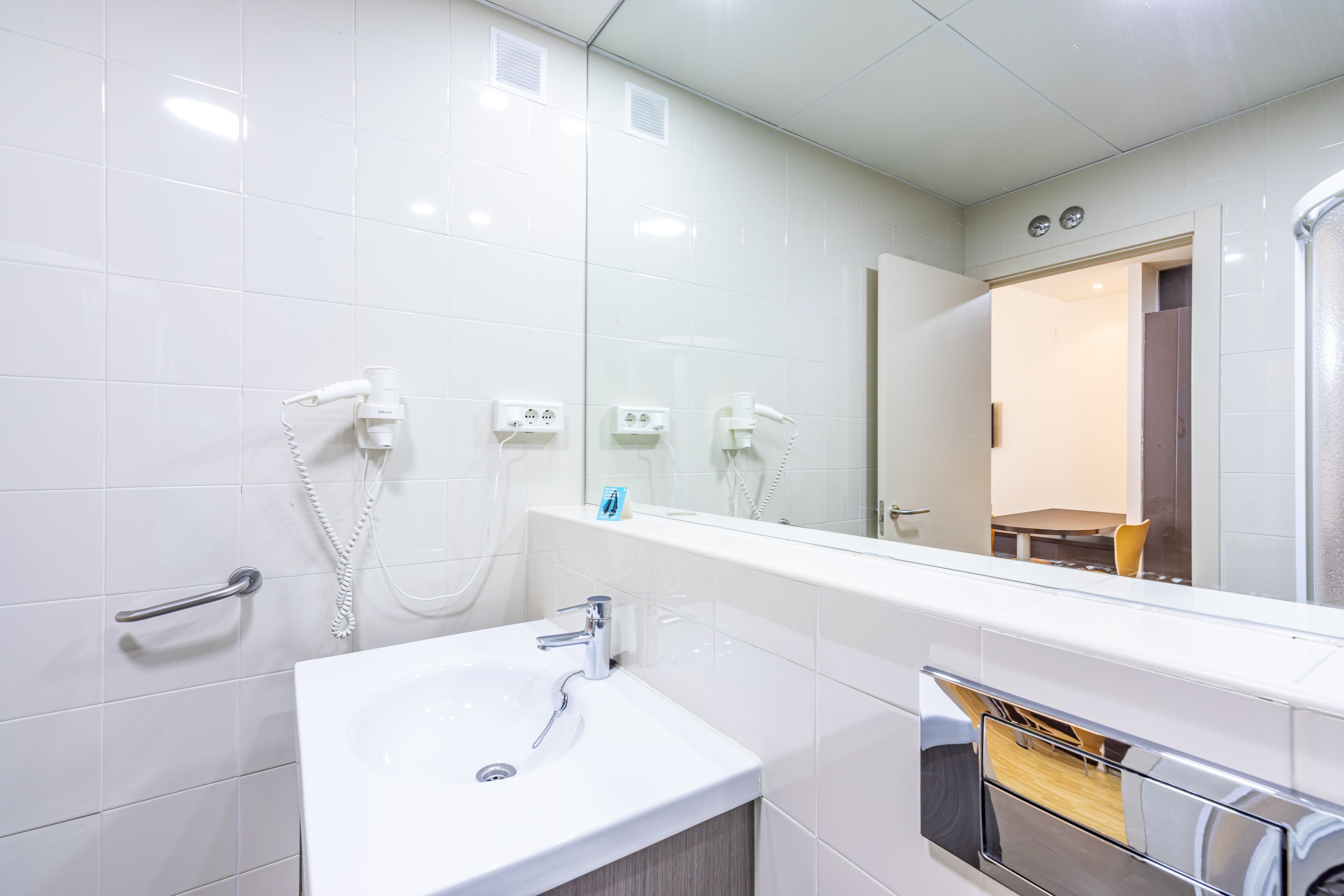 shower, free toiletries, towels