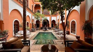 Una piscina al aire libre, tumbonas