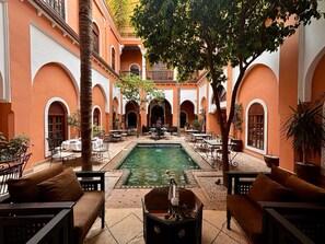 Outdoor pool, sun loungers - Riad Amina (Marrakech)