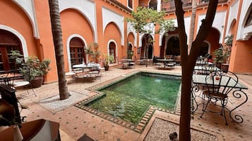 Una piscina al aire libre, tumbonas