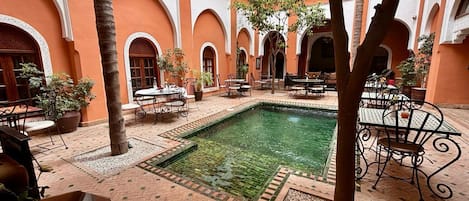 Piscina all'aperto, lettini