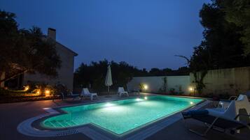 Seasonal outdoor pool, pool umbrellas, sun loungers