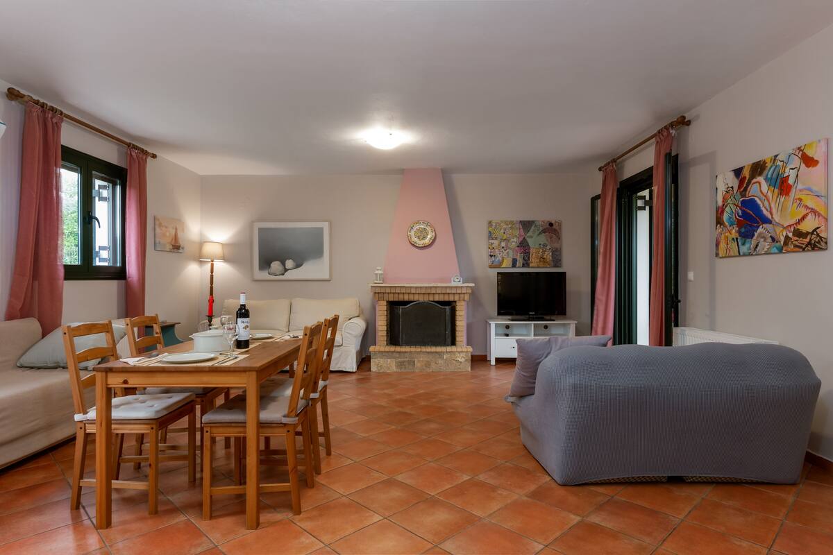 Un salon avec une cheminée, une table à manger et un canapé.