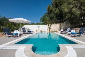 สระว่ายน้ำกลางแจ้งเปิดตามฤดูกาล, ร่มริมสระว่ายน้ำ, เก้าอี้อาบแดดริมสระ