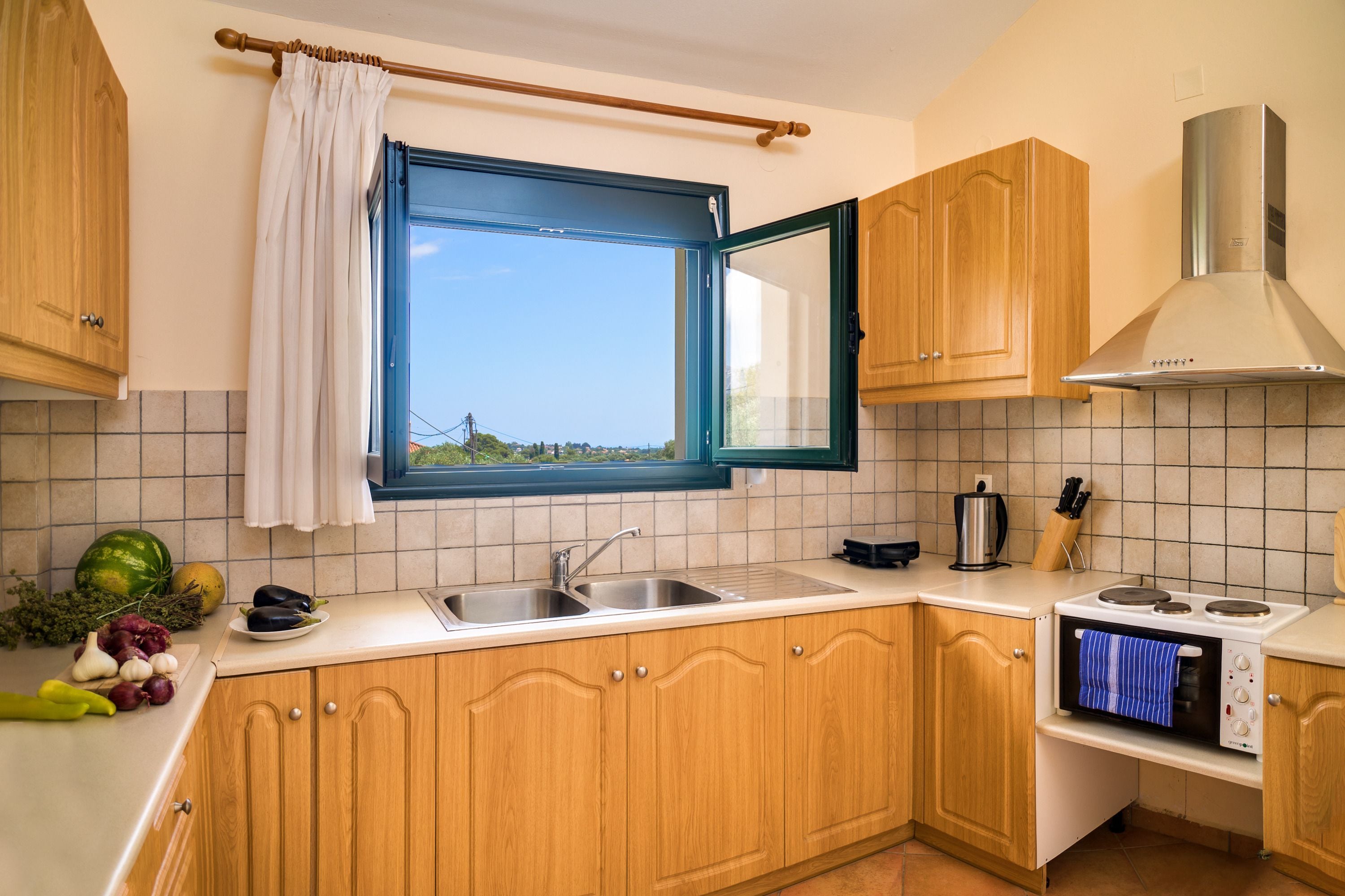 Appartement, vue mer | Cuisine privée | Grand réfrigérateur, micro-ondes, four, plaque de cuisson