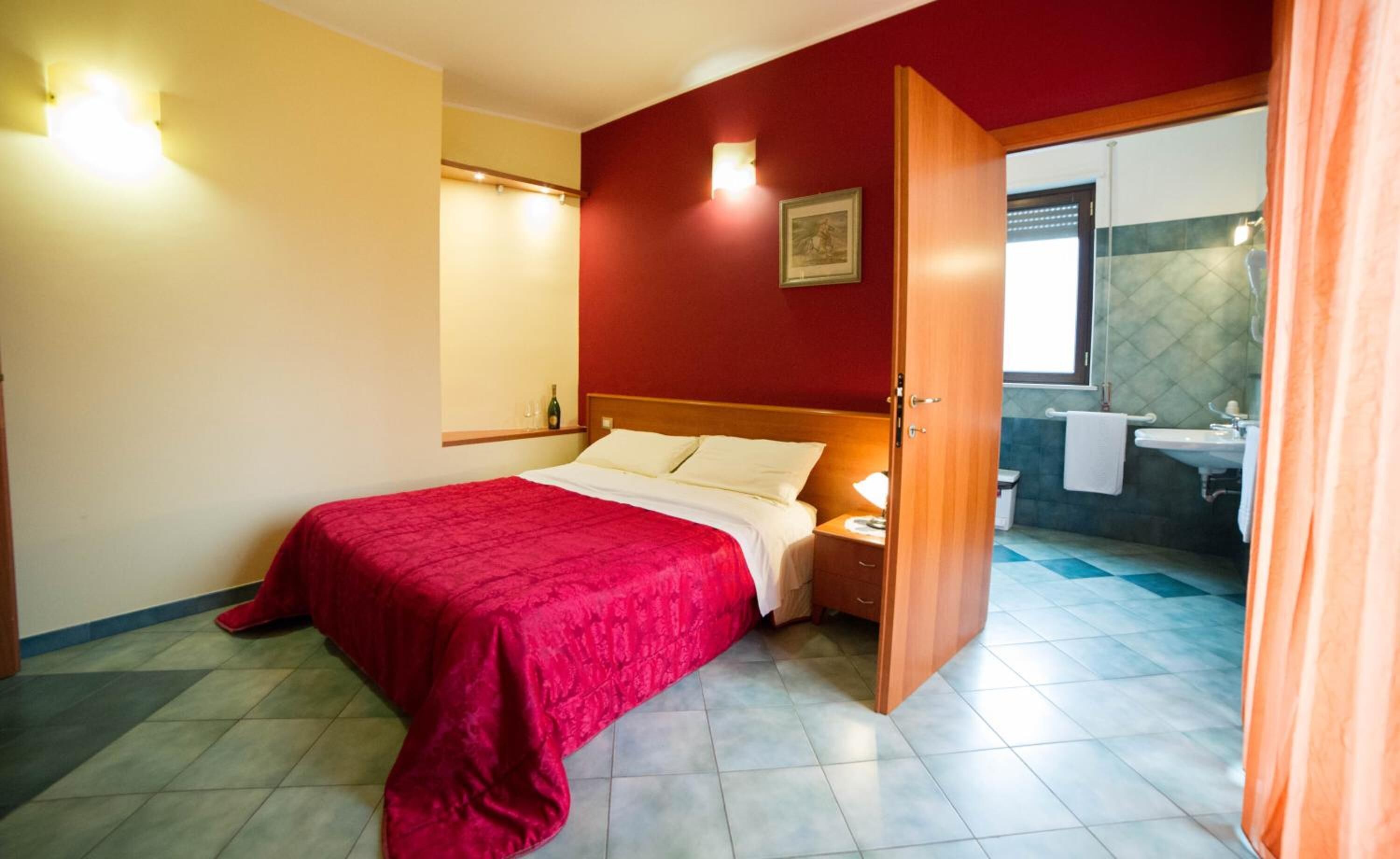 Una scrivania, culle/letti per bambini (gratuiti)