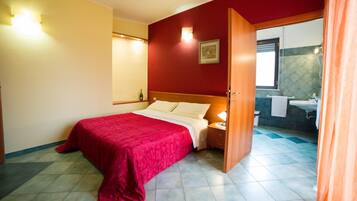 Una scrivania, culle/letti per bambini (gratuiti)