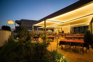 S'hi serveixen esmorzars, dinars i sopars 