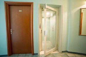 Douche, articles de toilette gratuits, sèche-cheveux