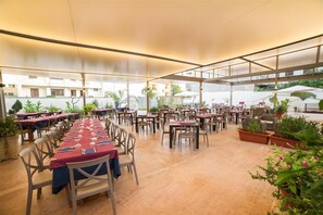 S'hi serveixen esmorzars, dinars i sopars 