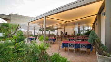 Aperto a colazione, pranzo e cena, cucina regionale