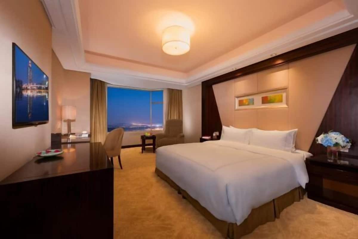 Minibar, coffres-forts dans les chambres, bureau, rideaux occultants