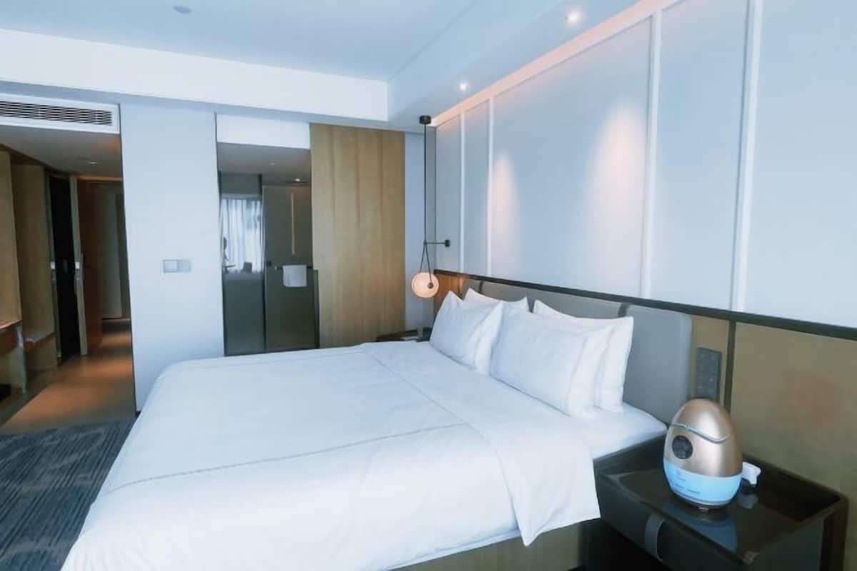 Minibar, coffres-forts dans les chambres, bureau, rideaux occultants